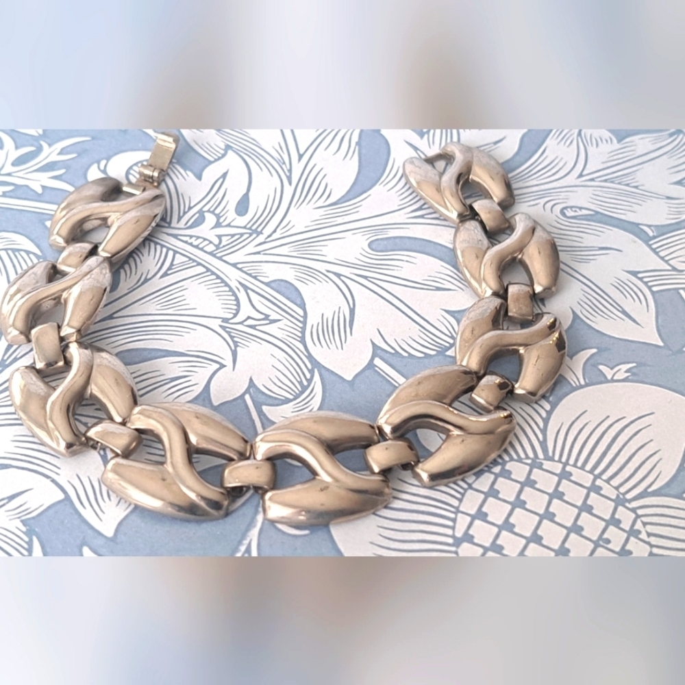 Silver tone link style bracelet